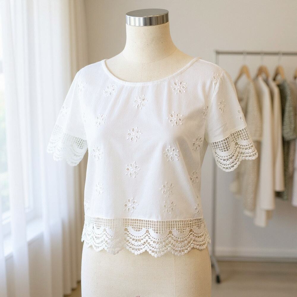 Hollister White Eyelet Crochet Crop Top | Size Small | Near Vintage